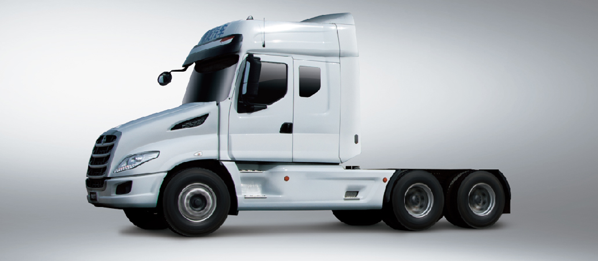 T7牽引車 美式長頭造型：長頭造型設(shè)計(jì)，對駕駛員形成天然保護(hù)，同時(shí)降低駕駛室重心與側(cè)翻風(fēng)險(xiǎn)